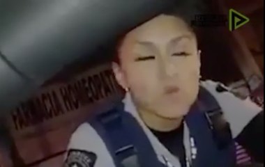 Conductor piropea a esta policía, para eludir la prueba de alcoholemia, y la agente le multa con un beso