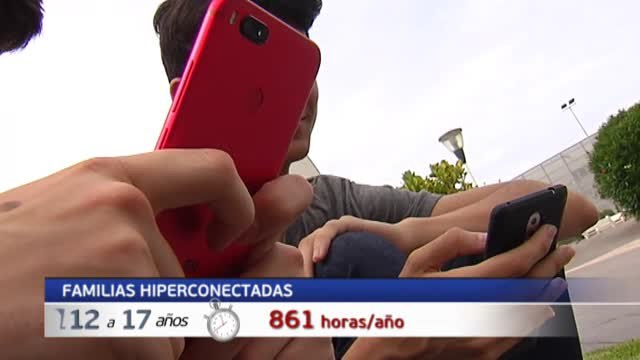 Los adolescentes pasan más tiempo conectados a internet que en el colegio