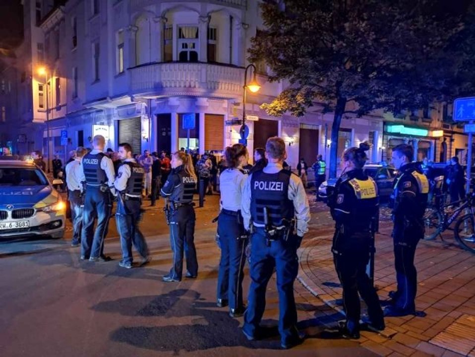 Almanya'da terör örgütü yandaşları Türk kahvesine saldırdı! Polis biber gazıyla müdahale etti