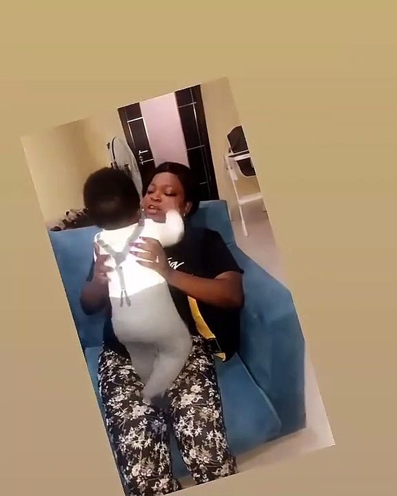 akindele Funke en mode maman poule !Elle est en plein délire avec ses jumeaux