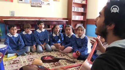 Köy çocuklarını müzik enstrümanlarıyla tanıştırıyor