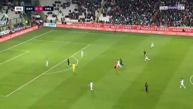 À peine le match commencé, ce gardien turc reçoit un carton rouge et sort