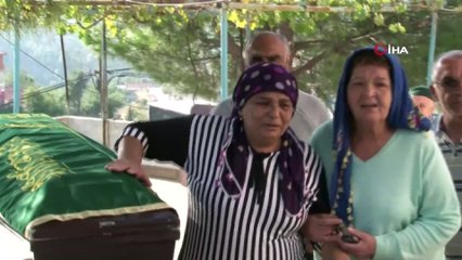 Bir annenin en zor anı...Üvey kardeşi tarafından öldürülen şahıs son yolculuğuna uğurlandı