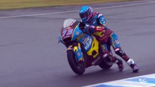 Piloto espanhol de Moto2 "luta" com a gravidade e evita acidente
