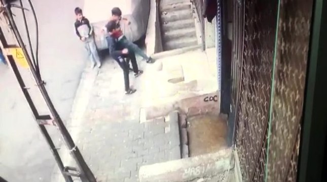 Oyun oynayan çocuğun merdiven boşluğuna düştüğü anlar kamerada