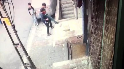 Oyun oynayan çocuğun merdiven boşluğuna düştüğü anlar kamerada