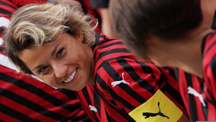 Foto di squadra delle rossonere: il backstage