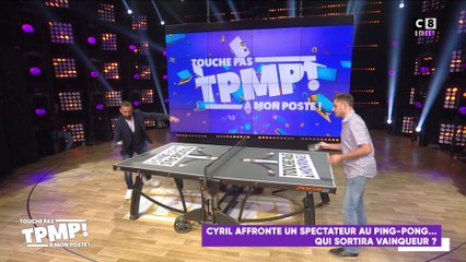 Baba défie une personne du public au ping-pong