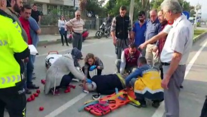 Otomobili sollamak isteyen yaşlı adam kasksız kullandığı motosikleti ile kaza yaptı