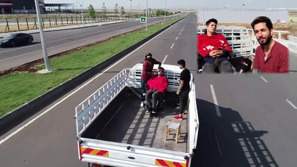 Seyir Halindeki Araçta Gözleri Kapalı ve Jiletle Tıraş Yaptı