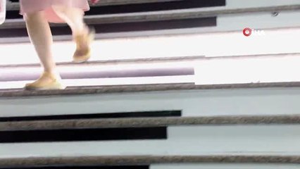 - Metro basamağından yükselen melodi sesleri