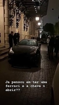 Chave do Ferrari de Neymar deixa de funcionar e jogador fica na rua