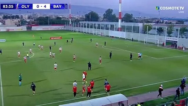 Ultras del Olympiacos saltan al terreno de juego armados con palos y atacan a los hinchas del Bayern desplazados. Partido de la UE