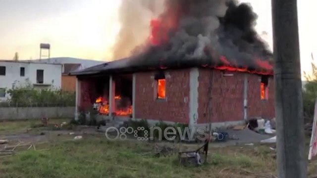 Ora News - Digjet banesa në Vaun e Dejës, nëna me 5 fëmijë nuk ishin në shtëpi