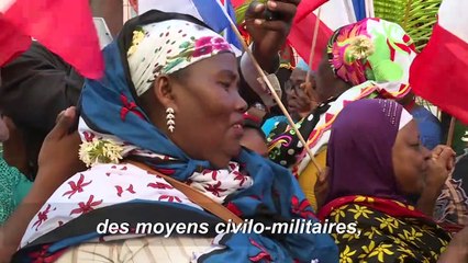 Macron promet "la sécurité" à Mayotte inquiète de l'immigration clandestine