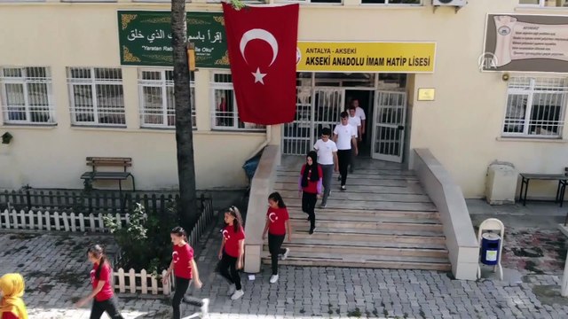 Öğrencilerden Türk bayraklı koreografi - ANTALYA