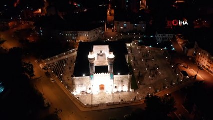 Gök Medrese Gece Görüntüsüyle de Hayran Bırakıyor