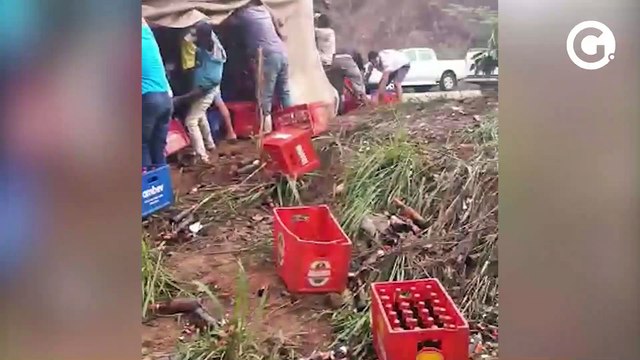 Caminhão de cerveja tomba em Ibatiba e carga é saqueada