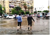 فيديو طريف لشابين مصريين يستغلان توقف الطرق بسبب الأمطار للعب 