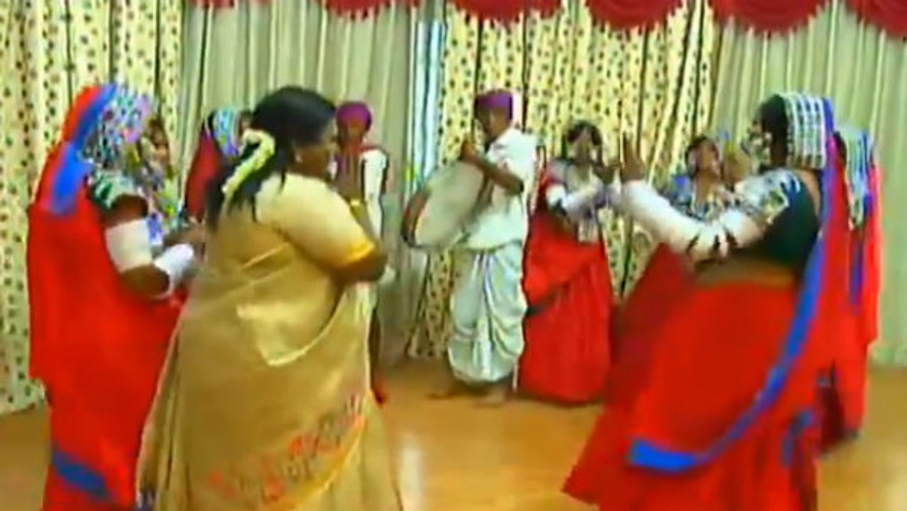 பழங்குடியின மக்களுடன் நடனம் ஆடிய தமிழிசை