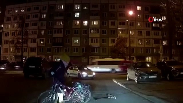 Rusya'da çocuğunu bisikletine bağlayan anne tepki çekti