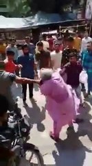 BJP के खिलाफ बोलने पर एक बुजुर्ग की पिटाई कर रहे हैं