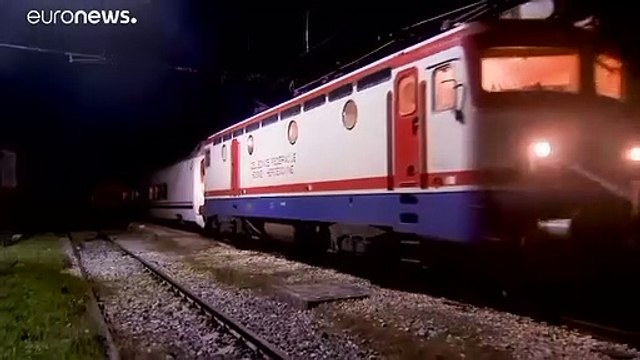 شاهد: شرطة البوسنة تنزل مهاجرين من القطار لمنعهم من الوصول إلى شمال غرب البلاد