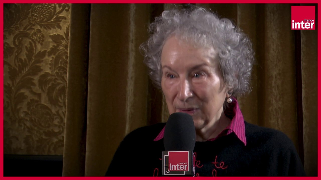 Le régime totalitaire et patriarcal de "La Servante écarlate" s'effondre dans la suite, "Les Testaments" : "Je suis convaincue que ces régimes totalitaires sont, tôt ou tard, voués à s'effondrer", explique la romancière Margaret Atwood