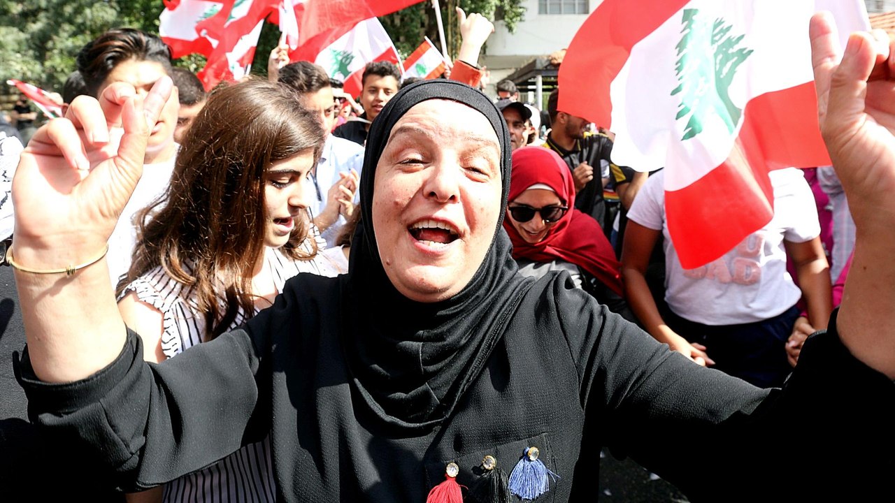 Lebanon protests: Thousands demonstrate for sixth day