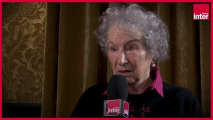 Les États-Unis ne sont "pas encore" un régime totalitaire, estime la romancière Margaret Atwood : "Il y a des tendances autocratiques mais une partie du peuple américain s'insurge et résiste contre ça".