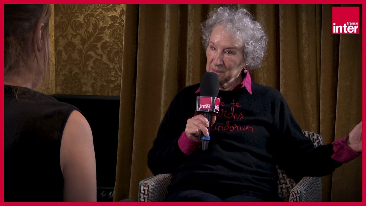 Margaret Atwood, romancière, sur la question du port du voile islamique dans l'espace public : "J'ai toujours pensé que les gens devaient porter ce qu'ils veulent, qu'on ne doit obliger à rien. Dans un sens comme dans l'autre."