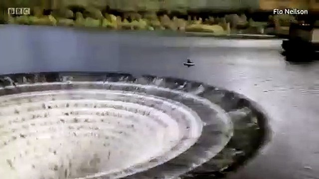 Deux pêcheurs filmés naviguant dangereusement près d'un trou géant