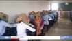 Polémique en Inde: Découvrez pourquoi des étudiants ont du porter des cartons sur la tête en salle de cours!