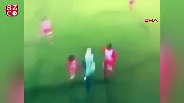 Maçta başörtüsü açılan bayan futbolcunun etrafında rakip sporcular çember oldu