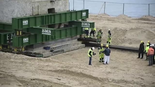 Ingenieros daneses mueven un faro 80 metros tierra adentro para contrarrestar el avance del mar