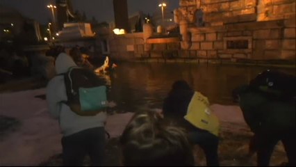 Acción reivindicativa de los CDR que llena de lavavajillas la fuente de la Plaza de España de Barcelona