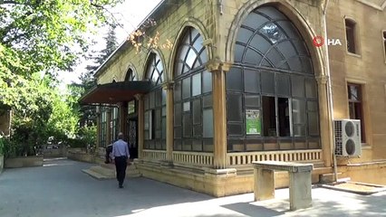 Kahramanmaraş Beyazıtlı Cami duvarındaki tarihi saat yaklaşık 1 asırdır hiç bozulmadan çalışıyor
