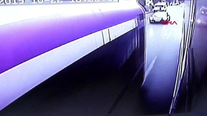 Esenyurt'ta 2 otobüsün de karıştığı zincirleme kaza kamerada