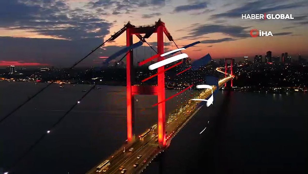 Kızıla bürünen gökyüzü ile İstanbul manzarasını...