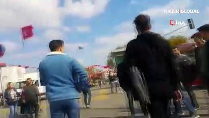 Kadıköy'de karşılaşan baba kız birbirine girdi