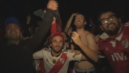 Miles de hinchas de River Plate celebran la clasificación como un título