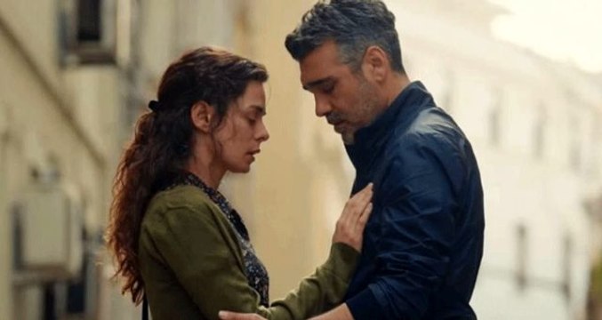 Özge Özpirinçci'den senaryo gereği ölen rol arkadaşı Caner Cindoruk'a kanlı veda