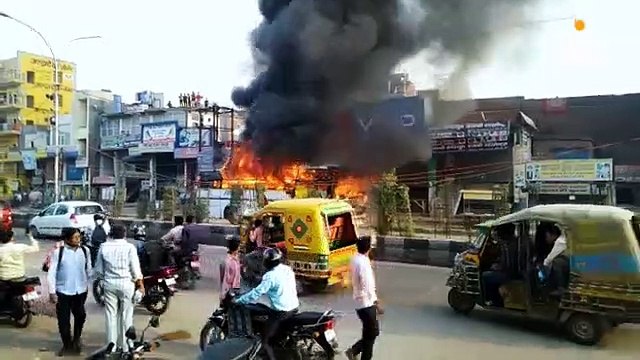 सीएनजी बस में शॉट सर्किट से लगी आग, यात्रियों ने कूदकर बचायी जान