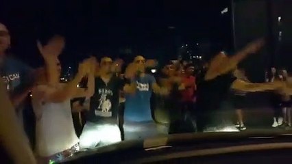 Pour rassurer cet enfant effrayé par la foule au Liban, les manifestants lui chantent Baby Shark