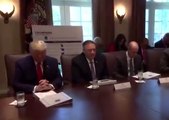 Beyaz Saray'daki kabine toplantısı Trump'a dua ederek başladı