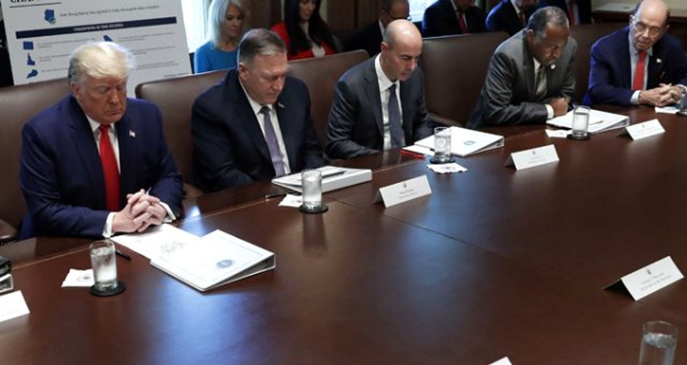Beyaz Saray'daki kabine toplantısı Trump'a dua ederek başladı
