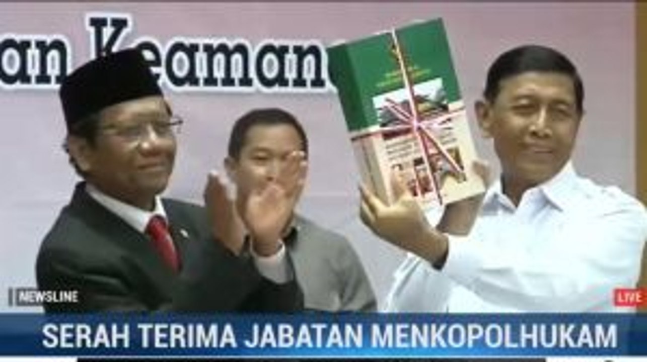 Wiranto Serahkan Buku Memorandum pada Mahfud MD