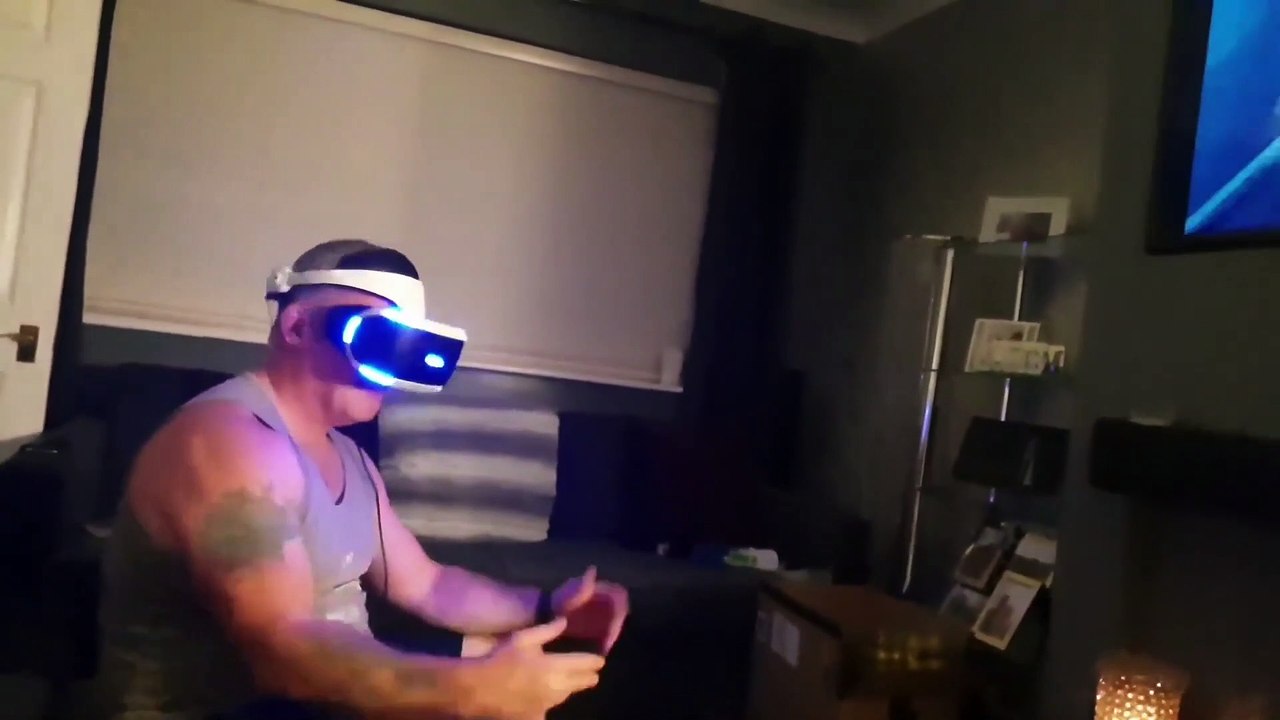Effrayé en réalité virtuelle, il tombe du canapé !