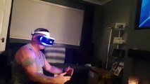 Effrayé en réalité virtuelle, il tombe du canapé !