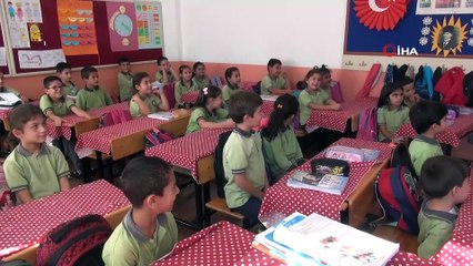 Kırık şemsiyesiyle polisin motosikletini yağmurdan korudu